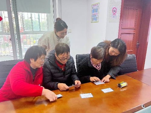 图15 “医疗决策室”游戏互动环节,队员正在跟居民交流.png