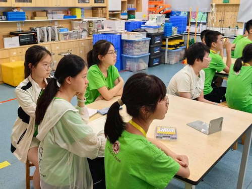 图12 学生观看老师演示实验.png