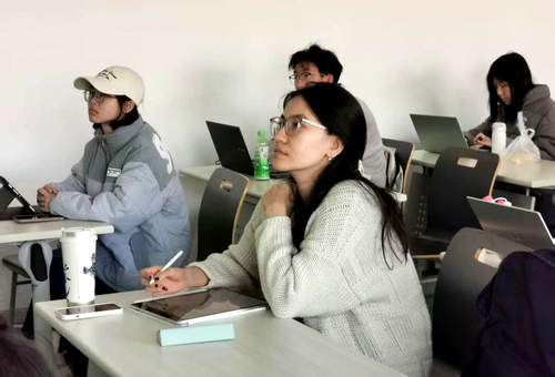 图2 现场同学们认真倾听.png