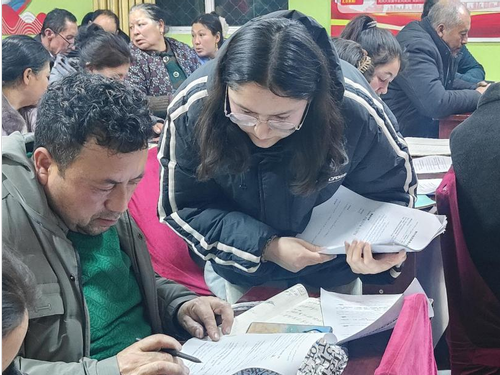 图5 团队成员指导村民填写问卷.png